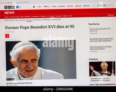 Breaking news reaction on the BBC News website to the death of Pope Emeritus Benedict XVI on 31st December 2022. Stock Photo