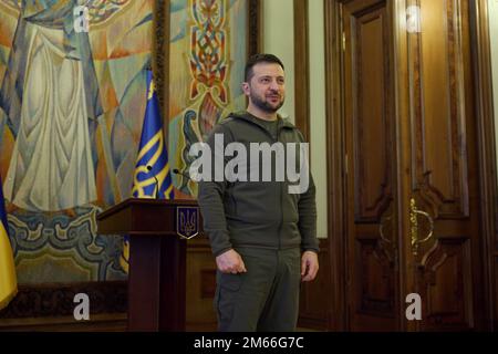 Kyiv, Ukraine. 30 December, 2022. Ukrainian President Volodymyr Zelenskyy, presents the Golden Heart award to Ukrainian volunteers during a ceremony at the Mariinsky Palace, December 30, 2022 in Kyiv, Ukraine.  Credit: Ukraine Presidency/Ukraine Presidency/Alamy Live News Stock Photo