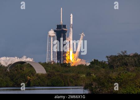 A Falcon 9 rocket carrying the Commercial Resupply Mission launches from Space Launch Complex 39A at Kennedy Space Center, Fla., Sept. 26, 2022. The CRS-26 delivers cargo to the International Space Station. (U.S. Space Force photo by Joshua Conti) Stock Photo