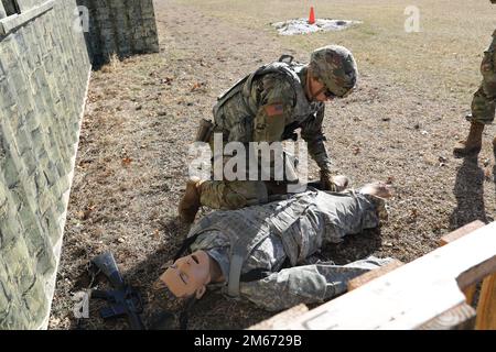 Sgt. Nathanial Hersil, a Soldier from Battery B, 1st Battalion, 120th Field Artillery, completes a medical lane during the Best Warrior Competition at Fort McCoy, Wis., April 9, 2022. The State Best Warrior Competition tested the 16 competing Soldiers on their basic Soldier skills to determine who will represent Wisconsin at the Regional Best Warrior Competition in May. (112th Mobile Public Affairs Detachment photo by Spc. Alexandra Behne) Stock Photo