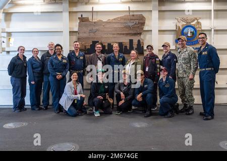 220409-N-VQ947-1190 PACIFIC OCEAN (April 9, 2022) — Sailors aboard amphibious transport dock USS Portland (LPD 27) pose for a photo with distinguished guests during a visit for the “Leaders to Sea” program, April 9, 2022. Portland is underway conducting routine operations in U.S. 3rd Fleet. Stock Photo