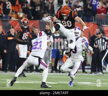 Photo: Bengals Hayden Hurst catchs over Panthers Myles Hartsfield -  KYP20221106010 