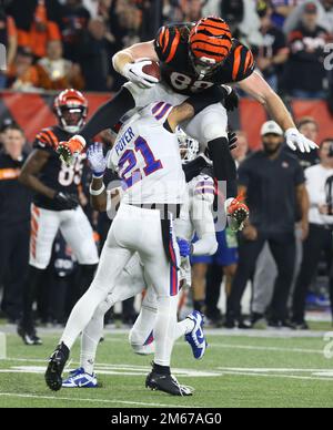 Cincinnati Bengals tight end Hayden Hurst (88) carries the ball