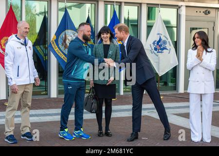 Retired Air Force Tech. Sgt. Joshua Smith, Team U.S. Captain (left) and Ukrainian team captain stand with Prince Harry and Meghan, The Duke and Duchess of Sussex. The event brought together the Ukrainian and U.S. competitors in preparation for the Invictus Games The Hague 2020 which are composed of 20 nations, over 500 military competitors, April 16-22, 2022. Stock Photo