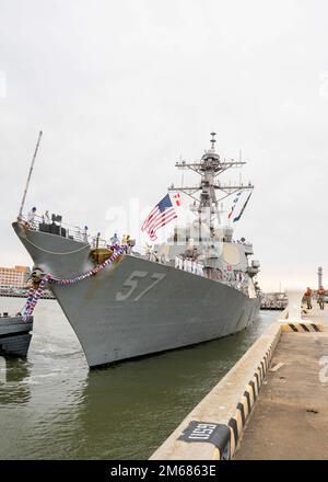 NORFOLK (April 16, 2022) - The Arleigh Burke-class guided-missile destroyer USS Mitscher (DDG 57) prepares to moor at homeport, Naval Station Norfolk, April 16. Mitscher deployed to the European theater of operations and participated in a range of maritime activities in support of Naval Forces Europe and NATO Allies. Stock Photo