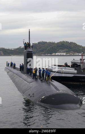YOKOSUKA, Japan (April 18, 2022) The Los Angeles-class fast-attack submarine USS Alexandria (SSN 757) arrives at Fleet Activities Yokosuka for a scheduled port visit, April 18, 2022. Alexandria is homeported in San Diego and routinely operates in the U.S. 7th Fleet area of operations, conducting maritime security operations and supporting national security interests. Stock Photo