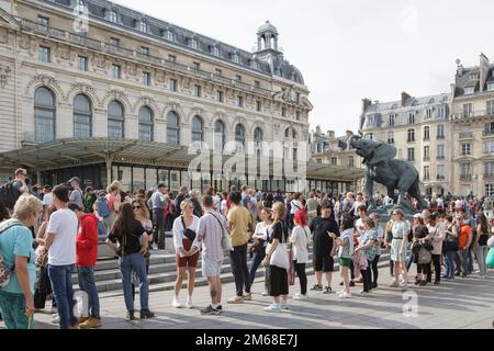 Early morning queues to gain admission to the Musée d'Orsay in Paris Stock Photo