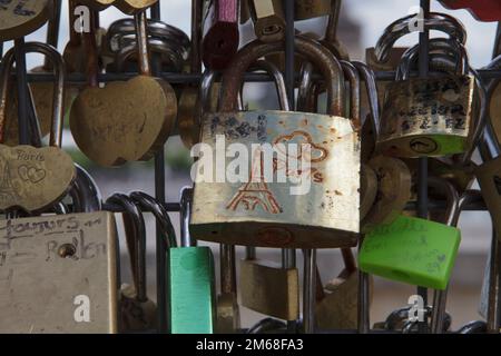 Love locks on a fence near the Place du Trocadero overlooking the Eiffel Tower Stock Photo