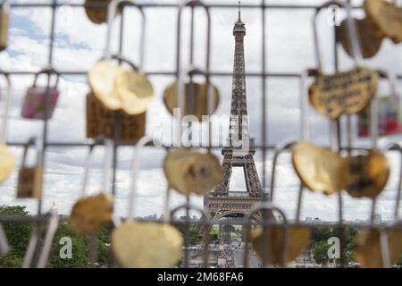 Love locks on a fence near the Place du Trocadero overlooking the Eiffel Tower Stock Photo