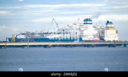 Wilhelmshaven, Germany. 03rd Jan, 2023. The tanker 'Maria Energy' (r), loaded with liquefied natural gas, lies at the floating terminal, the special ship 'Höegh Esperanza'. For the first time since the terminal opened in Wilhelmshaven, a tanker has arrived there with a full cargo of liquefied natural gas (LNG). Credit: Sina Schuldt/dpa/Alamy Live News Stock Photo