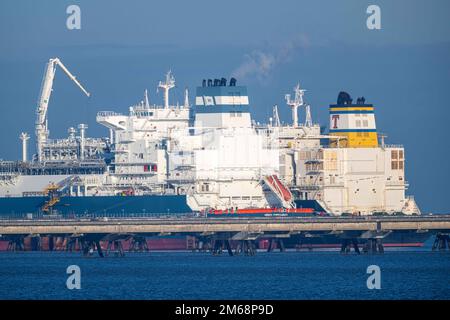 Wilhelmshaven, Germany. 03rd Jan, 2023. The tanker 'Maria Energy' (r), loaded with liquefied natural gas, lies at the floating terminal, the special ship 'Höegh Esperanza'. For the first time since the terminal opened in Wilhelmshaven, a tanker has arrived there with a full cargo of liquefied natural gas (LNG). Credit: Sina Schuldt/dpa/Alamy Live News Stock Photo