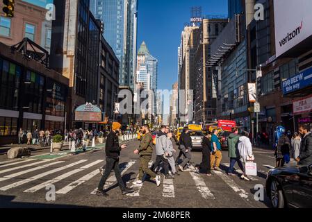 Pedestrian crossing in Midtown Manhattan, New York City, USA Stock Photo