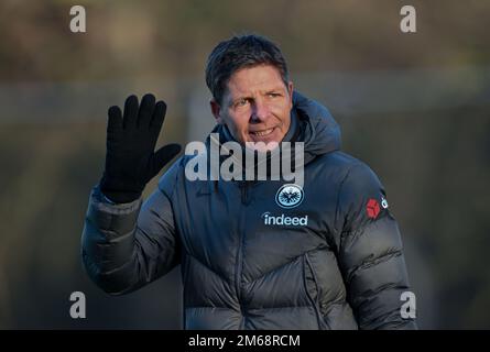 03 January 2023, Hessen, Frankfurt/Main: Head coach Oliver Glasner arrives at Eintracht Frankfurt's training kick-off at the stadium. Photo: Arne Dedert/dpa Stock Photo