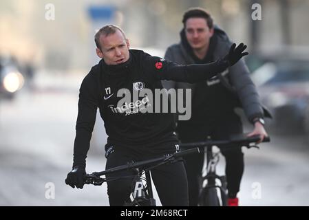 03 January 2023, Hessen, Frankfurt/Main: Sebastian Rode arrives at Eintracht Frankfurt's training kick-off at the stadium on a bicycle. Photo: Arne Dedert/dpa Stock Photo