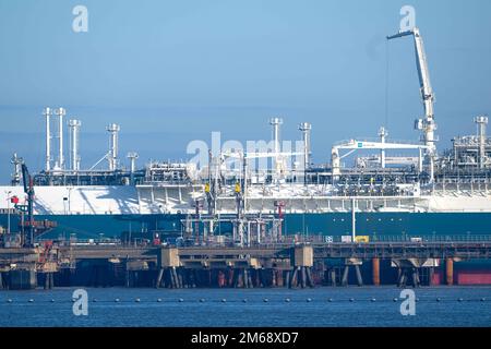 Wilhelmshaven, Germany. 03rd Jan, 2023. The tanker 'Maria Energy' (rear ship) loaded with liquefied natural gas is moored at the floating terminal, the special ship 'Höegh Esperanza'. For the first time since the terminal opened in Wilhelmshaven, a tanker has arrived there with a full cargo of liquefied natural gas (LNG). Credit: Sina Schuldt/dpa/Alamy Live News Stock Photo