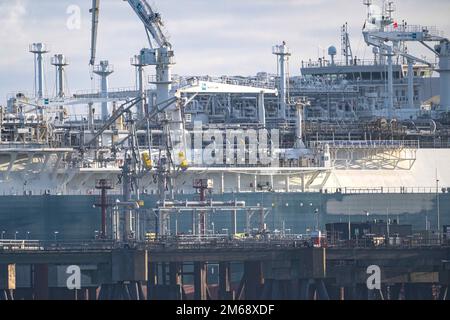 Wilhelmshaven, Germany. 03rd Jan, 2023. The tanker 'Maria Energy' (rear ship) loaded with liquefied natural gas is moored at the floating terminal, the special ship 'Höegh Esperanza'. For the first time since the terminal opened in Wilhelmshaven, a tanker has arrived there with a full cargo of liquefied natural gas (LNG). Credit: Sina Schuldt/dpa/Alamy Live News Stock Photo