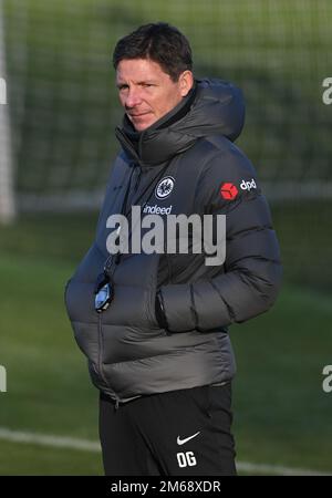 03 January 2023, Hessen, Frankfurt/Main: Head coach Oliver Glasner watches his players at Eintracht Frankfurt's training kick-off at the stadium. Photo: Arne Dedert/dpa Stock Photo