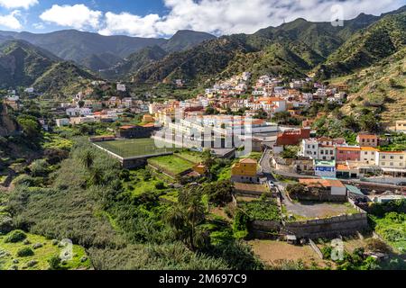 Das Tal und der Ort  Vallehermoso,  La Gomera, Kanarische Inseln, Spanien | Vallehermoso village and valley, La Gomera, Canary Islands, Spain Stock Photo