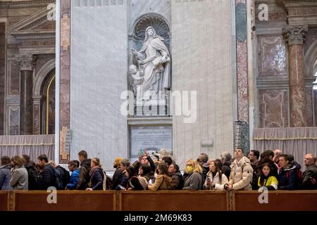 Thousands of Catholics pay respects to former pope Benedict XVI Stock Photo