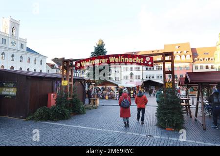 Weimar, Germany. 03rd Jan, 2023. Visitors walk through the still open Christmas market. Weimar is one of the last major open Christmas markets in Thuringia and awaits visitors until 05.01.2023. Credit: Bodo Schackow/dpa/Alamy Live News Stock Photo