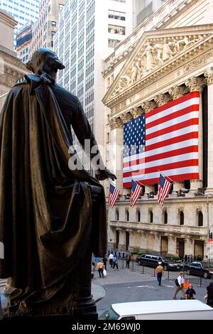 New York Stock Exchange and George Washington statue, Wall Street ...