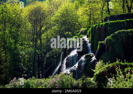 Waterfall in the valley basin of Baume les Messieurs, Jura, France Stock Photo