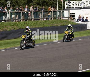 1954 Woden-JAP 500cc motorcycle No.20 leads 1952 500cc Norton International No,12 at the 2022 Goodwood Revival Stock Photo