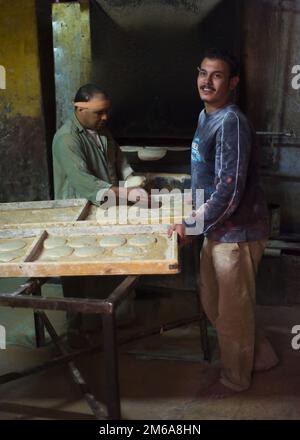 Bakers making pitta bread - Cairo, Egypt Stock Photo