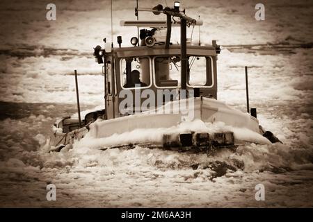 Hamburg - Hamburg hearbor port icebreakers in wint Stock Photo