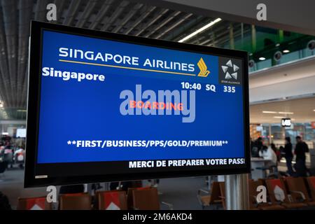 Departure Screen shows Singapore Airlines Boarding flight From Paris Stock Photo