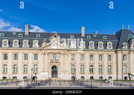 Luxembourg stadt, Luxembourg - September 30, 2022: Cityscape with embassy of the Netherlands and coat of arms with text je maintiendra in Luxembourg city in Luxembourg Stock Photo
