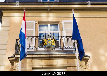 Luxembourg stadt, Luxembourg - September 30, 2022: Cityscape with embassy of the Netherlands and coat of arms with text je maintiendra in Luxembourg city in Luxembourg Stock Photo