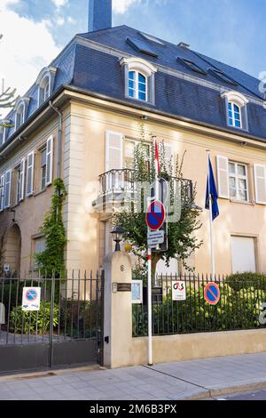 Luxembourg stadt, Luxembourg - September 30, 2022: Cityscape with embassy of the Netherlands and coat of arms with text je maintiendra in Luxembourg city in Luxembourg Stock Photo