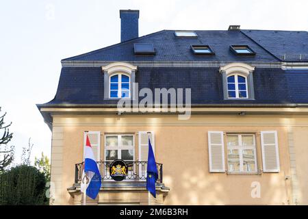 Luxembourg stadt, Luxembourg - September 30, 2022: Cityscape with embassy of the Netherlands and coat of arms with text je maintiendra in Luxembourg city in Luxembourg Stock Photo