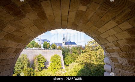 Luxembourg stadt, Luxembourg - September 30, 2022: Cityscape with embassy of the Netherlands and coat of arms with text je maintiendra in Luxembourg city in Luxembourg Stock Photo
