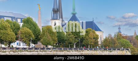 Luxembourg stadt, Luxembourg - September 30, 2022: Cityscape with embassy of the Netherlands and coat of arms with text je maintiendra in Luxembourg city in Luxembourg Stock Photo