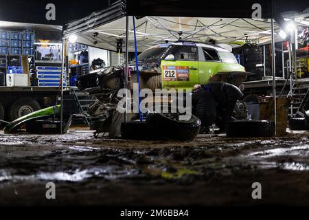 212 HALPERN Sebastian (arg), GRAUE Bernardo (arg), X-Raid Mini JCW Team, Mini John Cooper Works Rally Plus, Auto, FIA W2RC, ambiance, rain, bivouac during the Stage 3 of the Dakar 2023 between Al-'Ula and Hail, on January 3rd, 2023 in Hail, Saudi Arabia - Photo: Julien Delfosse/DPPI/LiveMedia Stock Photo