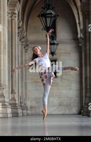 1950s BRUNETTE BALLERINA WEARING TUTU STANDING EN POINTE BEFORE STAGE  CURTAIN LOOKING AT CAMERA HANDS ON HIPS - d2445 HAR001 HARS JOY LIFESTYLE  FEMALES JOBS HEALTHINESS COPY SPACE FULL-LENGTH LADIES PERSONS ENTERTAINMENT