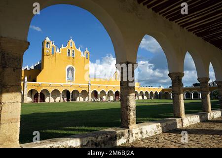 The Convent of Saint Anthony of Padua in the Yellow City of Izamal.  Izamal is known for its brightly painted yellow buildings, Yucatan, Mexico. Stock Photo