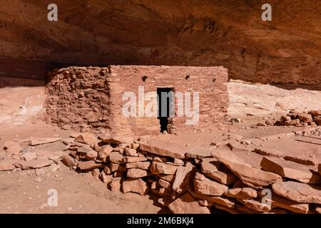 Perfect Kiva. Backpacking in Grand Gulch and viewing Anasazi dwellings and rock art. Near Blanding, Utah, United States. Stock Photo