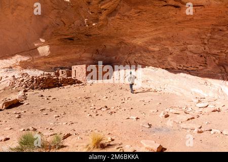 Perfect Kiva. Backpacking in Grand Gulch and viewing Anasazi dwellings and rock art. Near Blanding, Utah, United States. Stock Photo