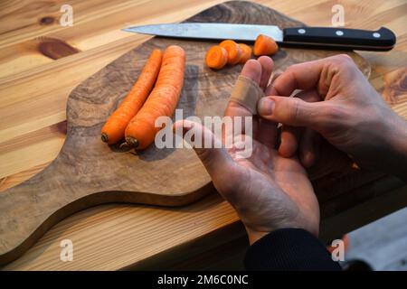 Injured in the kitchen while cooking Stock Photo - Alamy