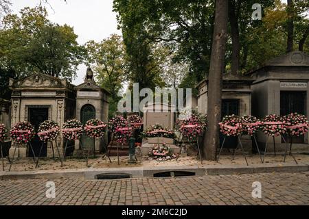 Wreaths of roses mark a recent burial at Pere Lachaise Cemetary, Paris, 2022. Stock Photo