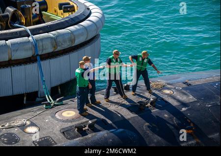 PERTH, Australia (April 23, 2022) Sailors assigned to the Los Angeles-class fast-attack submarine USS Springfield (SSN 761) moor the submarine alongside the Emory S. Land-class submarine tender USS Frank Cable (AS 40) at HMAS Stirling Navy Base, April 23, 2022. Frank Cable is currently on patrol conducting expeditionary maintenance and logistics in support of national security in the U.S. 7th Fleet area of operations. Stock Photo