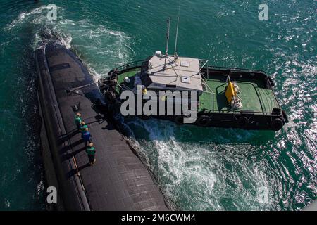 PERTH, Australia (April 23, 2022) Sailors, assigned to the Los Angeles-class fast-attack submarine USS Springfield (SSN 761), prepare to moor alongside the Emory S. Land-class submarine tender USS Frank Cable (AS 40) at HMAS Stirling Navy Base, April 23, 2022. Frank Cable is currently on patrol conducting expeditionary maintenance and logistics in support of national security in the U.S. 7th Fleet area of operations. Stock Photo