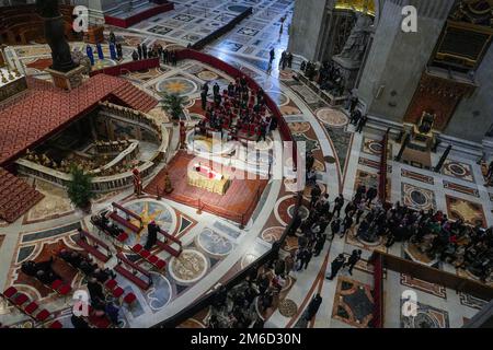 Vatican City, Vatican. 03rd Jan, 2023. (EDITOR'S NOTE : Image depicts death) The body of the Pope Emeritus Benedict XVI is laid out to public view in St. Peter's Basilica. The Vatican announced that Pope Benedict died on December 31, 2022, aged 95, and his funeral will be held on January 5, 2023. (Photo by Stefano Costantino/SOPA Images/Sipa USA) Credit: Sipa USA/Alamy Live News Stock Photo