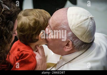 Vatikanstadt, Vatican. 04th Jan, 2023. Pope Francis kisses a child during the general audience at the Vatican. Pope Francis presides over Requiem Mass for the late Pope Emeritus Benedict XVI on Jan. 05, 2023. Pope Emeritus Benedict XVI died Dec. 31, 2022, at the Vatican at the age of 95. Credit: Michael Kappeler/dpa/Alamy Live News Stock Photo
