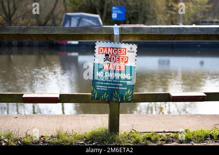 Danger Deep Water No Swimming sign, Sprotbrough Lock, Sheffield and South Yorkshire Navigations next to the Boat Inn, Sprotbrough, Doncaster, England Stock Photo