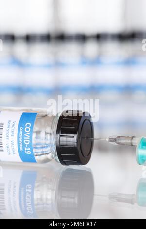 Impfstoff Coronavirus Corona Virus Spritze COVID-19 Covid Impfung Vaccine Textfreiraum Copyspace Hochformat Stock Photo