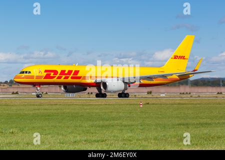 DHL Boeing 757-200(PCF) Flugzeug Flughafen Stuttgart Stock Photo